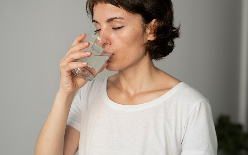 mujer badalona toma agua